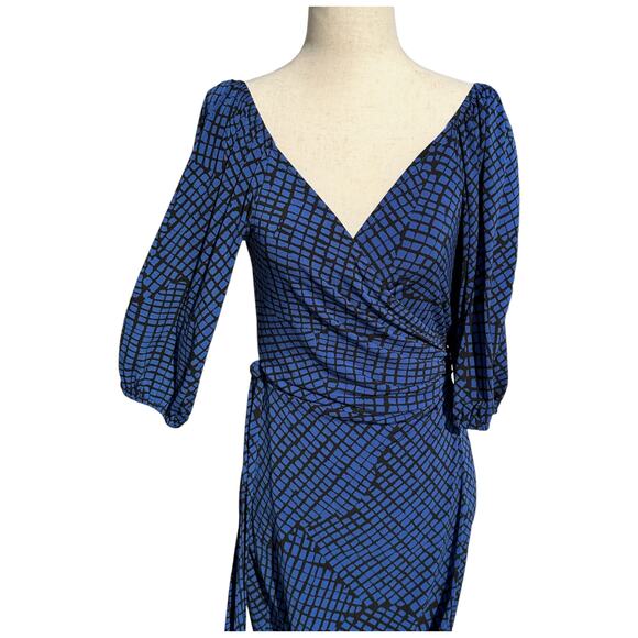 BCBGeneration Black Blue Wrap Dress 3/4 Sleeves Midi Length V-Neck Size Medium - Picture 2 of 5